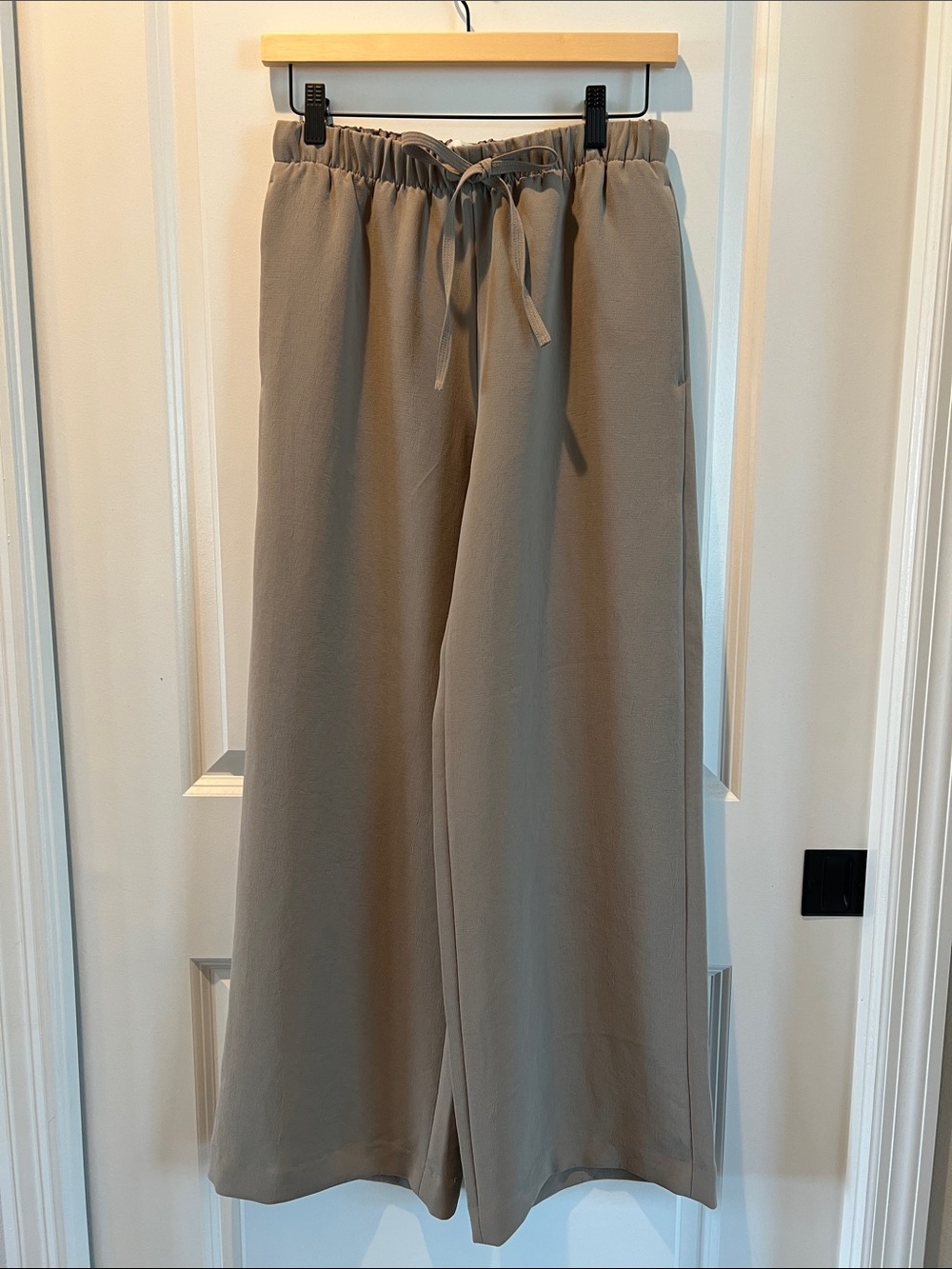 Aritzia Crepette Lodge Pant in "Nomad Taupe". Size Small.